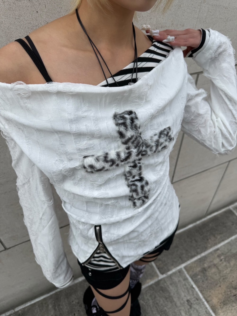 ホワイト系のTシャツ/カットソーを着用したレディースの春コーディネートの5枚目の写真