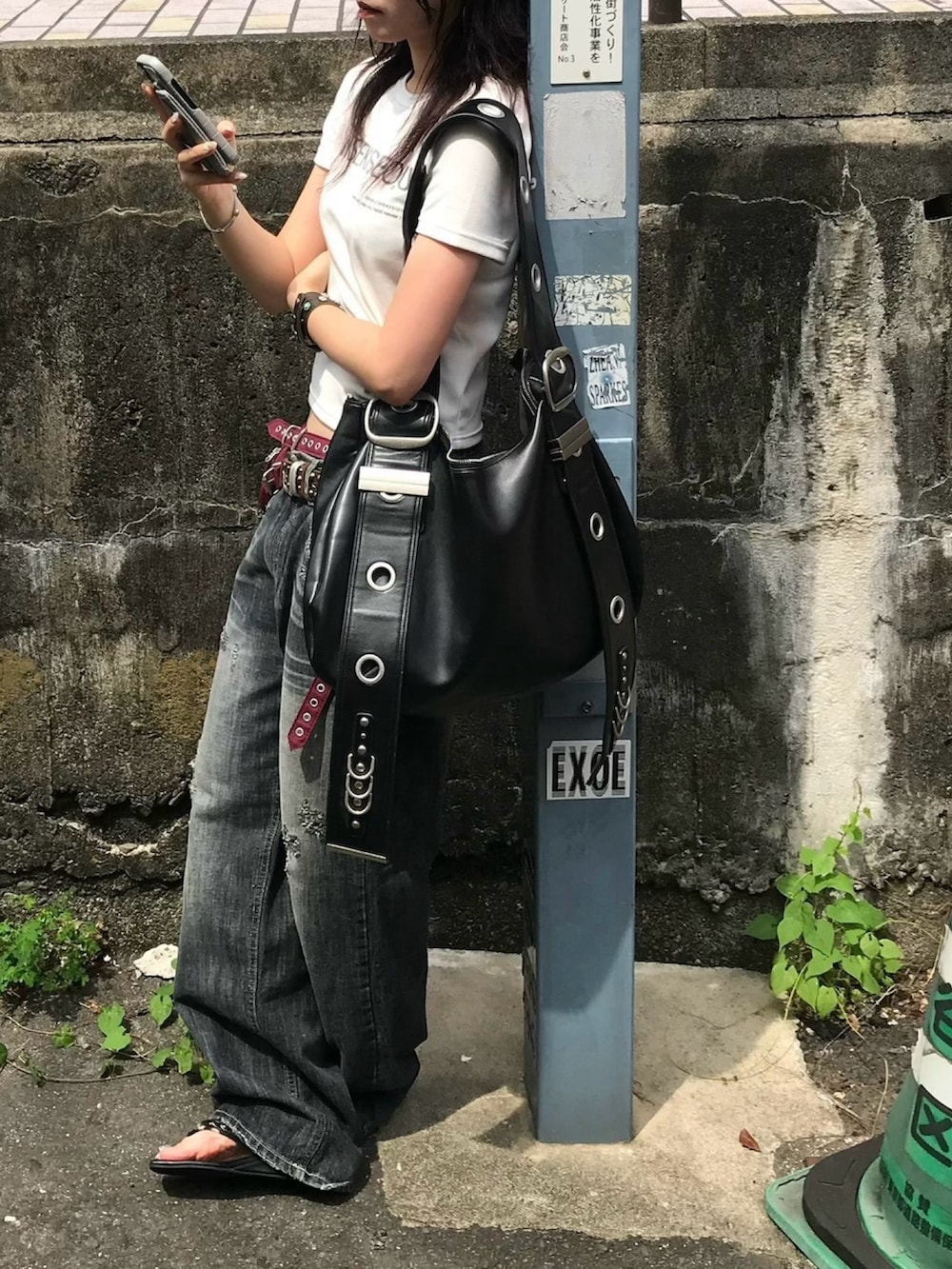 ブルー系のデニムパンツを着用したレディースの秋コーディネートの2枚目の写真