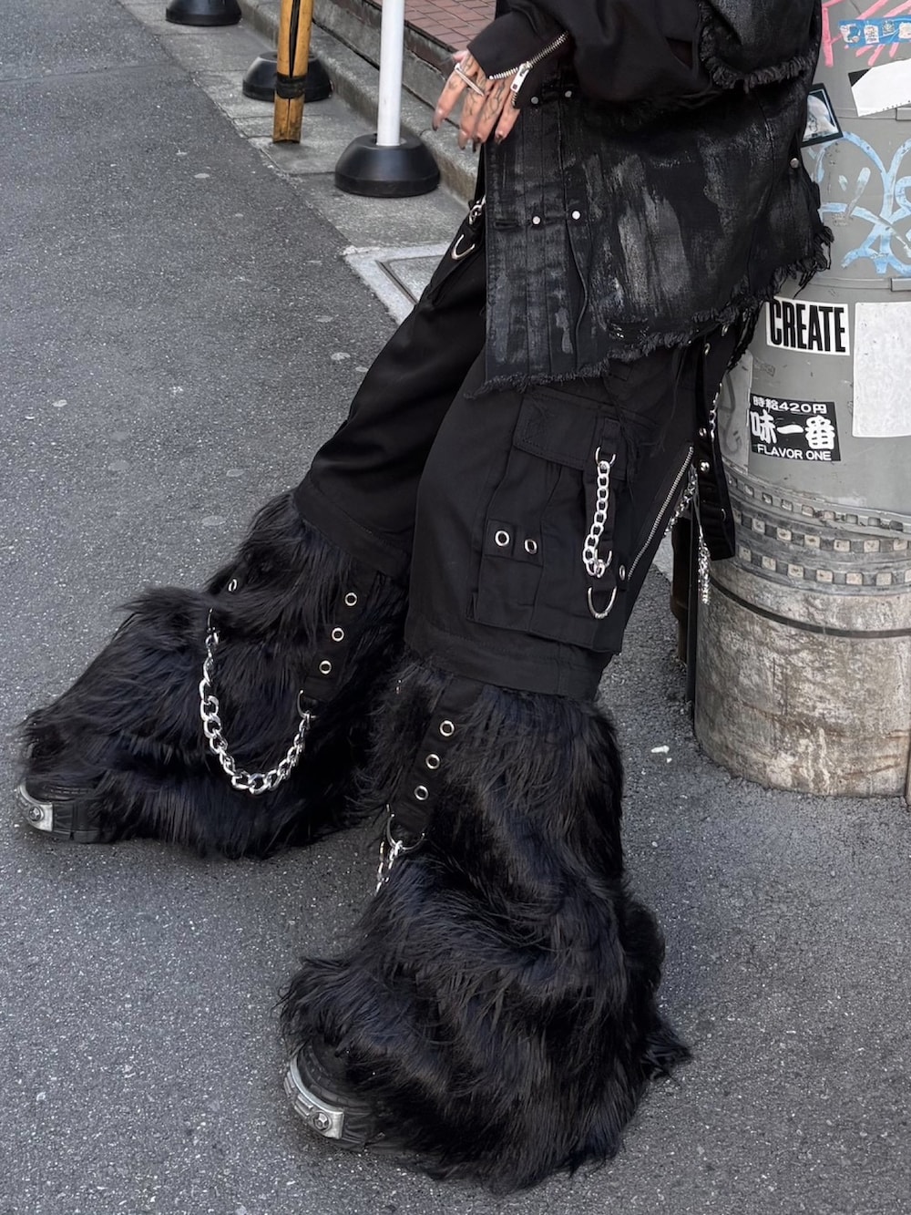 ブラック系のその他パンツを着用したメンズの冬コーディネートの4枚目の写真