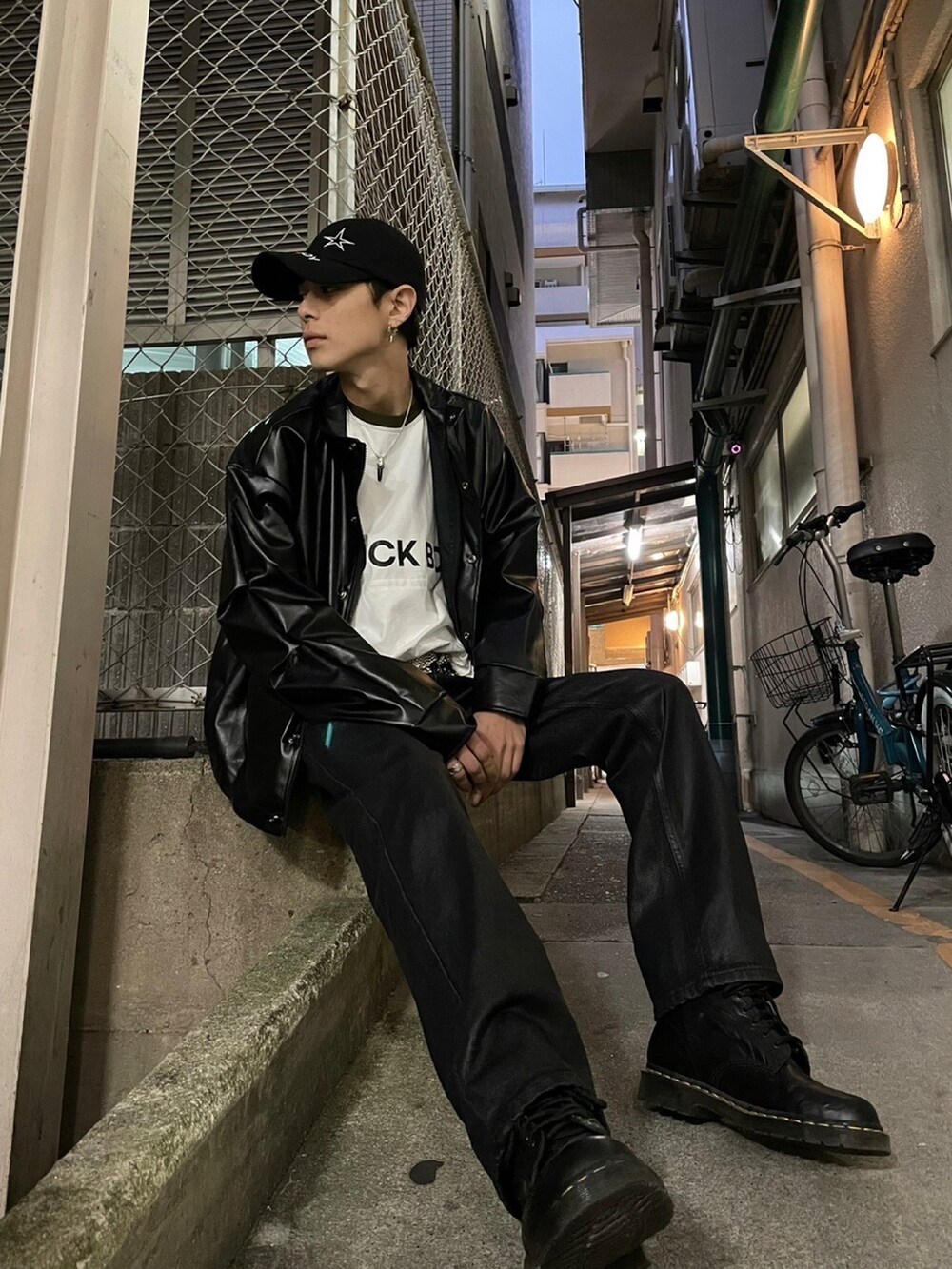 ブラック系のその他アウターを着用したメンズの春コーディネートの2枚目の写真