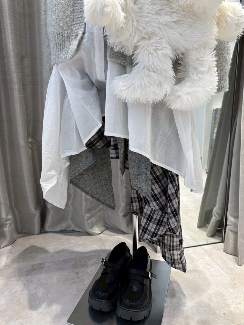 ホワイト系のショルダーバッグ、ホワイト系のネックレスを着用したレディースの秋コーディネートの5枚目の写真