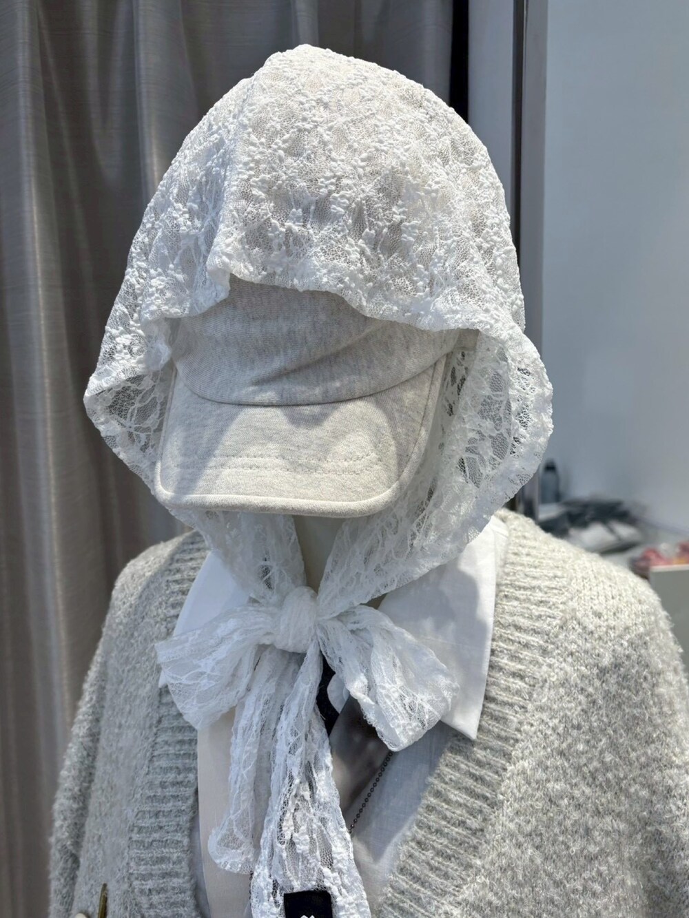 ホワイト系のショルダーバッグ、ホワイト系のネックレスを着用したレディースの秋コーディネートの2枚目の写真