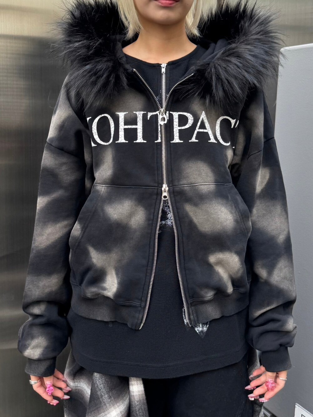 ブラック系のパーカーを着用したレディースの冬コーディネートの4枚目の写真