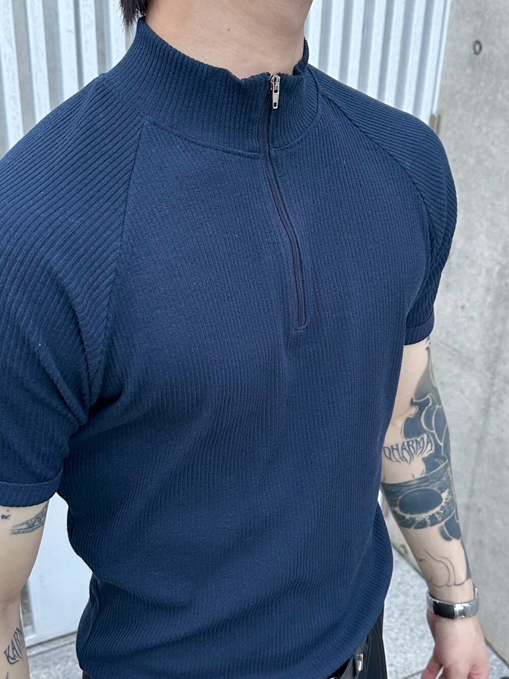 ブルー系のTシャツ/カットソーを着用したメンズの秋コーディネートの5枚目の写真