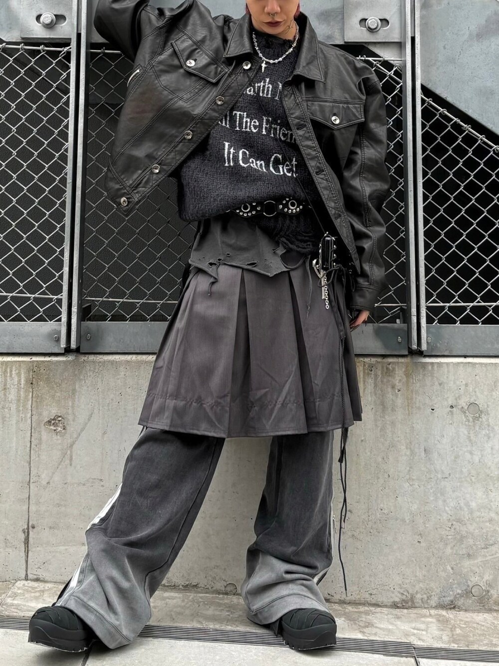 ブラック系のニット/セーターを着用したメンズの秋コーディネートの5枚目の写真