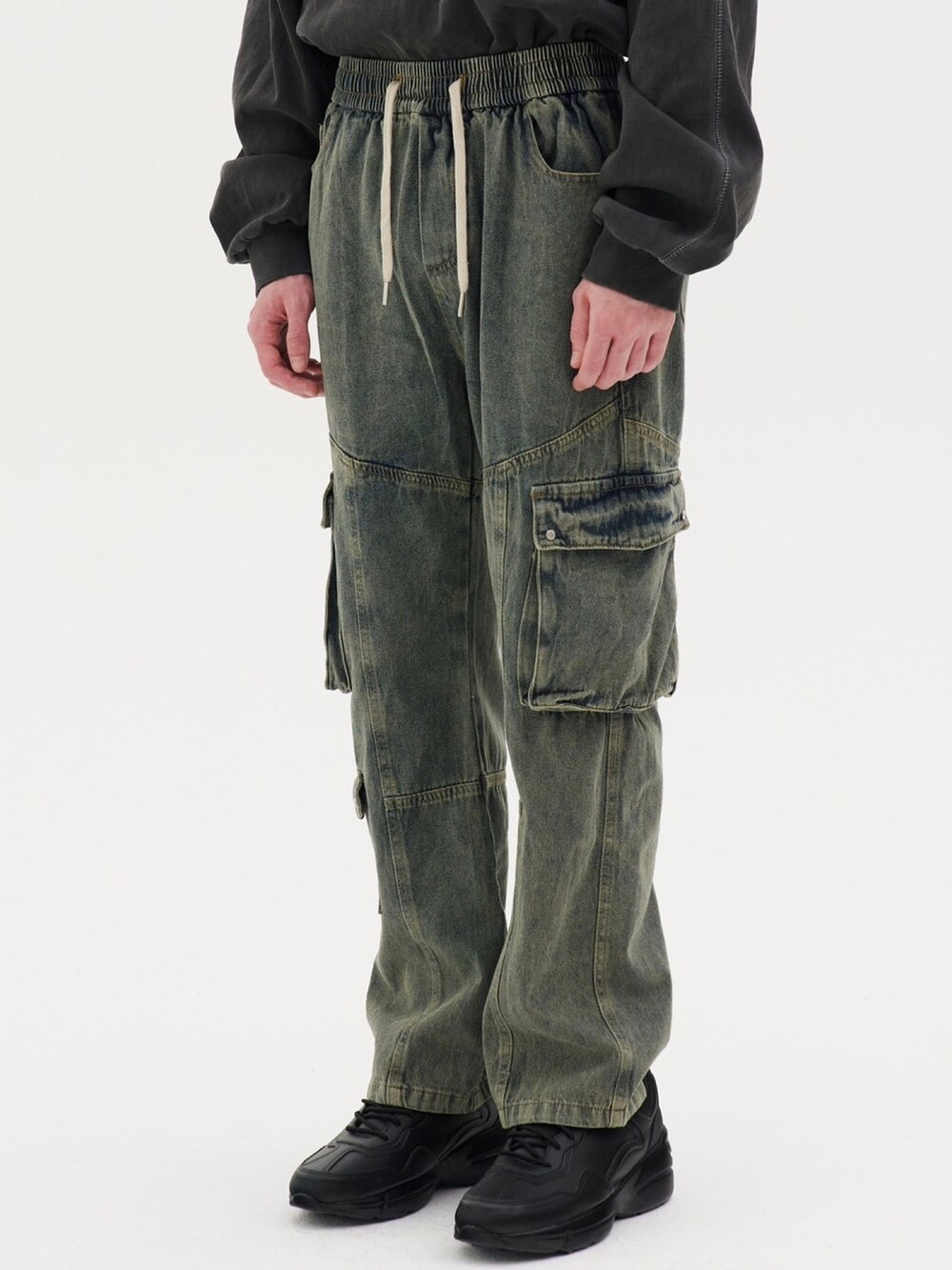 ブルー系のデニムパンツ、ブラック系のスニーカー、ブラック系のショルダーバッグを着用したメンズの秋コーディネートの3枚目の写真