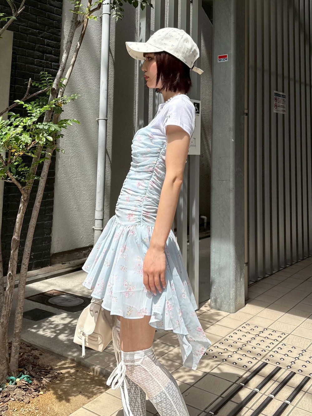 ブルー系のワンピース、シルバー系のネックレス、ホワイト系のソックス/靴下を着用したレディースの春コーディネートの2枚目の写真