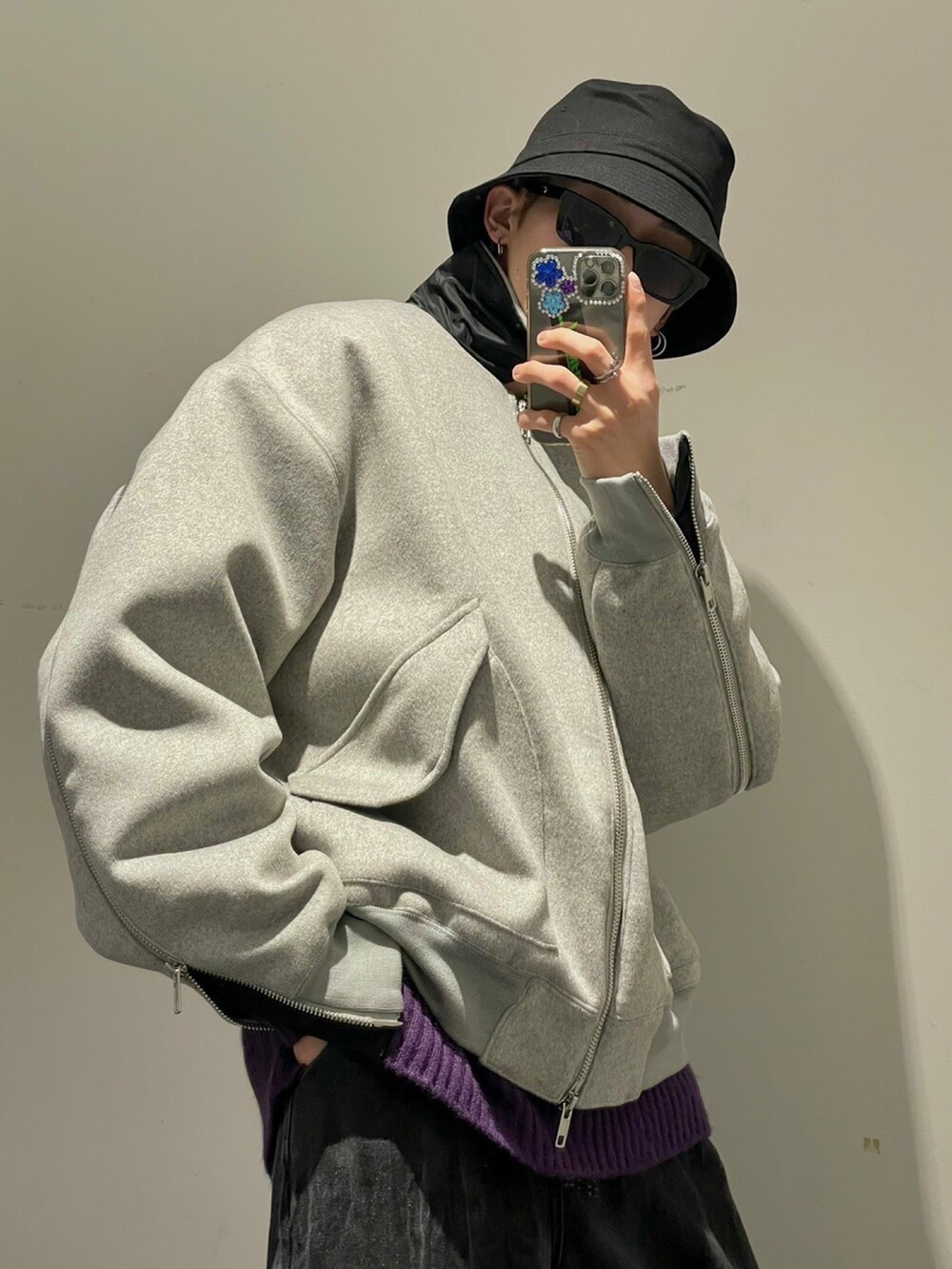 ブラック系のサングラス、シルバー系のネックレスを着用したメンズの冬コーディネートの3枚目の写真