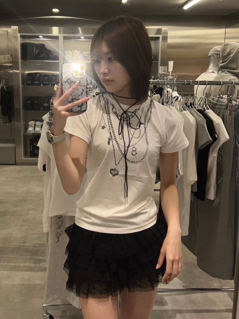 ホワイト系のTシャツ/カットソーを着用したレディースの夏コーディネートの2枚目の写真