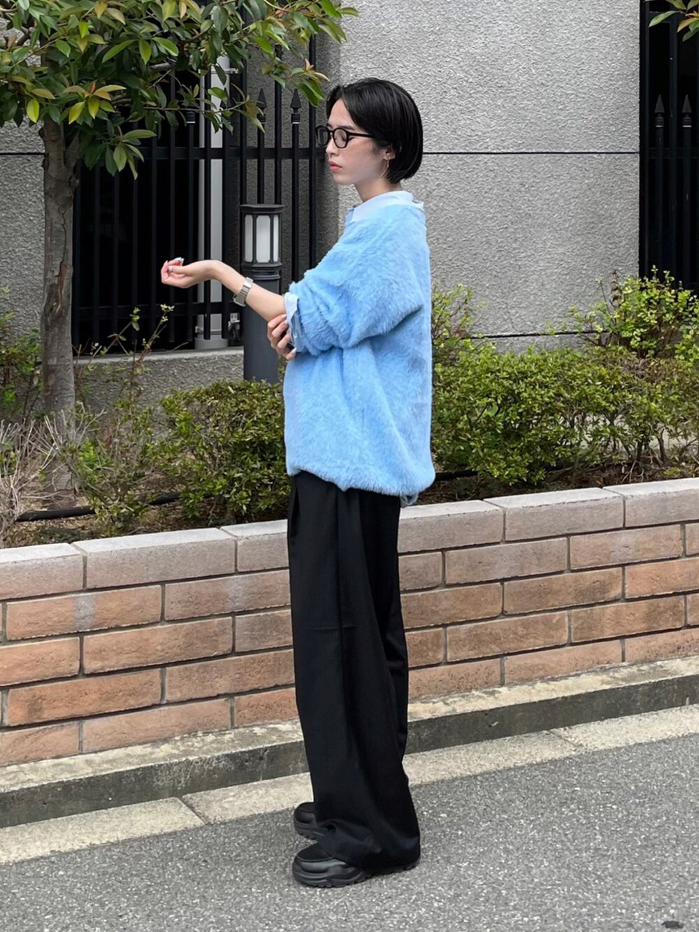 ブルー系のニット/セーターを着用したレディースの秋コーディネートの3枚目の写真