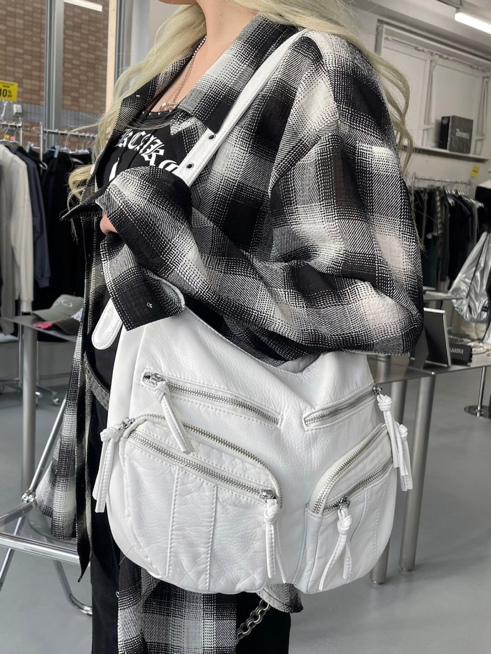 ブラック系のタンクトップ、ブラック系のシャツ/ブラウス、ホワイト系のショルダーバッグを着用したレディースの夏コーディネートの3枚目の写真