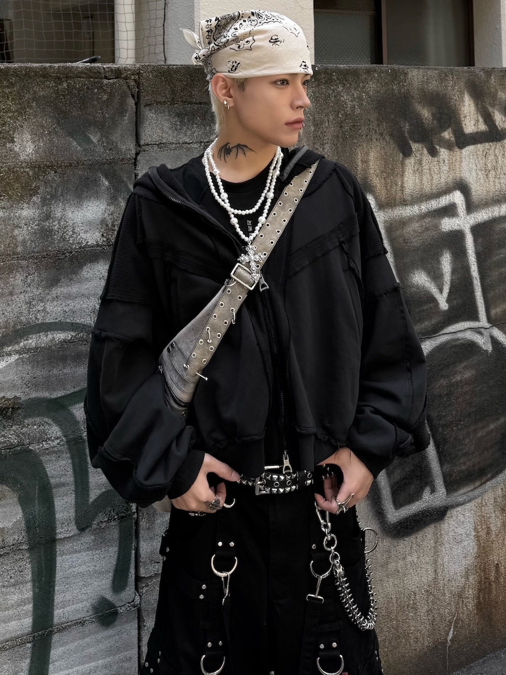 グレー系のデニムパンツ、ブラック系のパーカー、ブラック系のTシャツ/カットソーを着用したメンズの春コーディネートの4枚目の写真