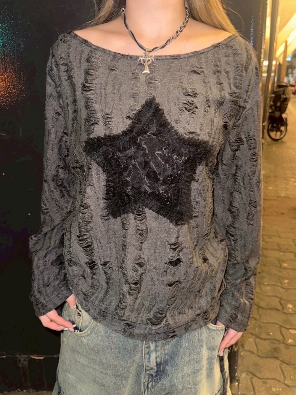 ブラウン系のTシャツ/カットソー、ブルー系のデニムパンツ、ホワイト系のニットキャップ/ビーニーを着用したレディースの夏コーディネートの4枚目の写真