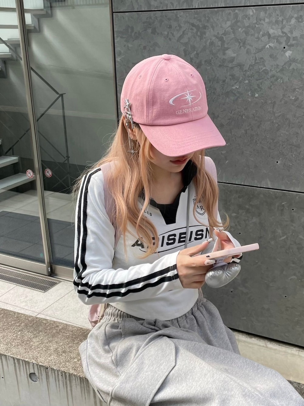 ホワイト系のTシャツ/カットソー、ピンク系のキャップを着用したレディースの春コーディネートの2枚目の写真