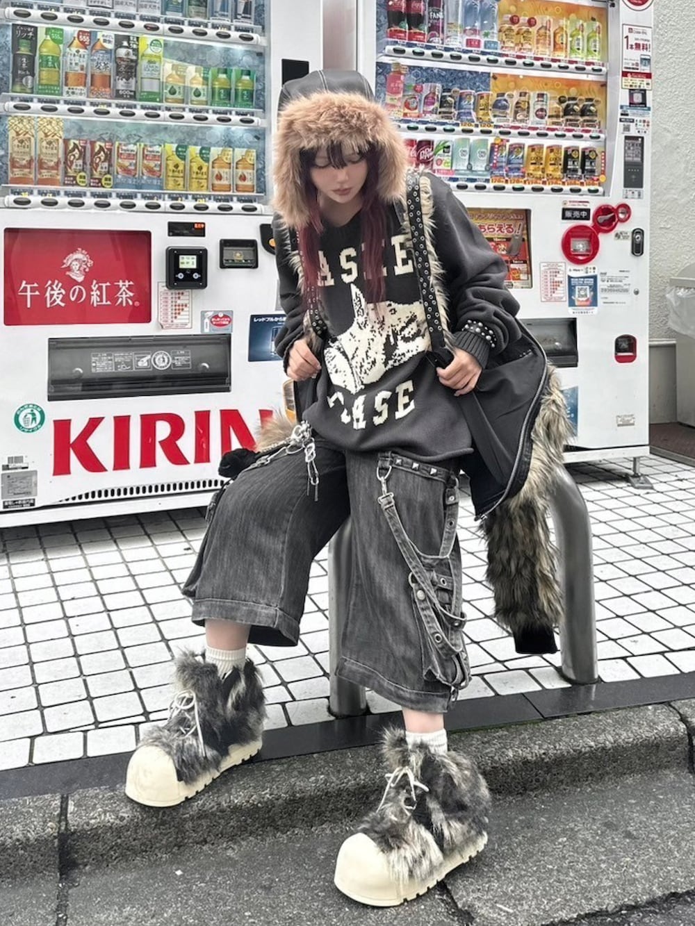 ブラック系のニット/セーター、ブラック系のブーツを着用したレディースの秋コーディネートの3枚目の写真