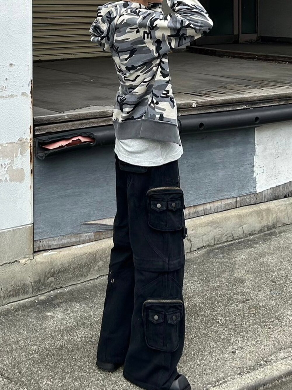 ブラック系のカーゴパンツ、グレー系のパーカーを着用したメンズの秋コーディネートの5枚目の写真