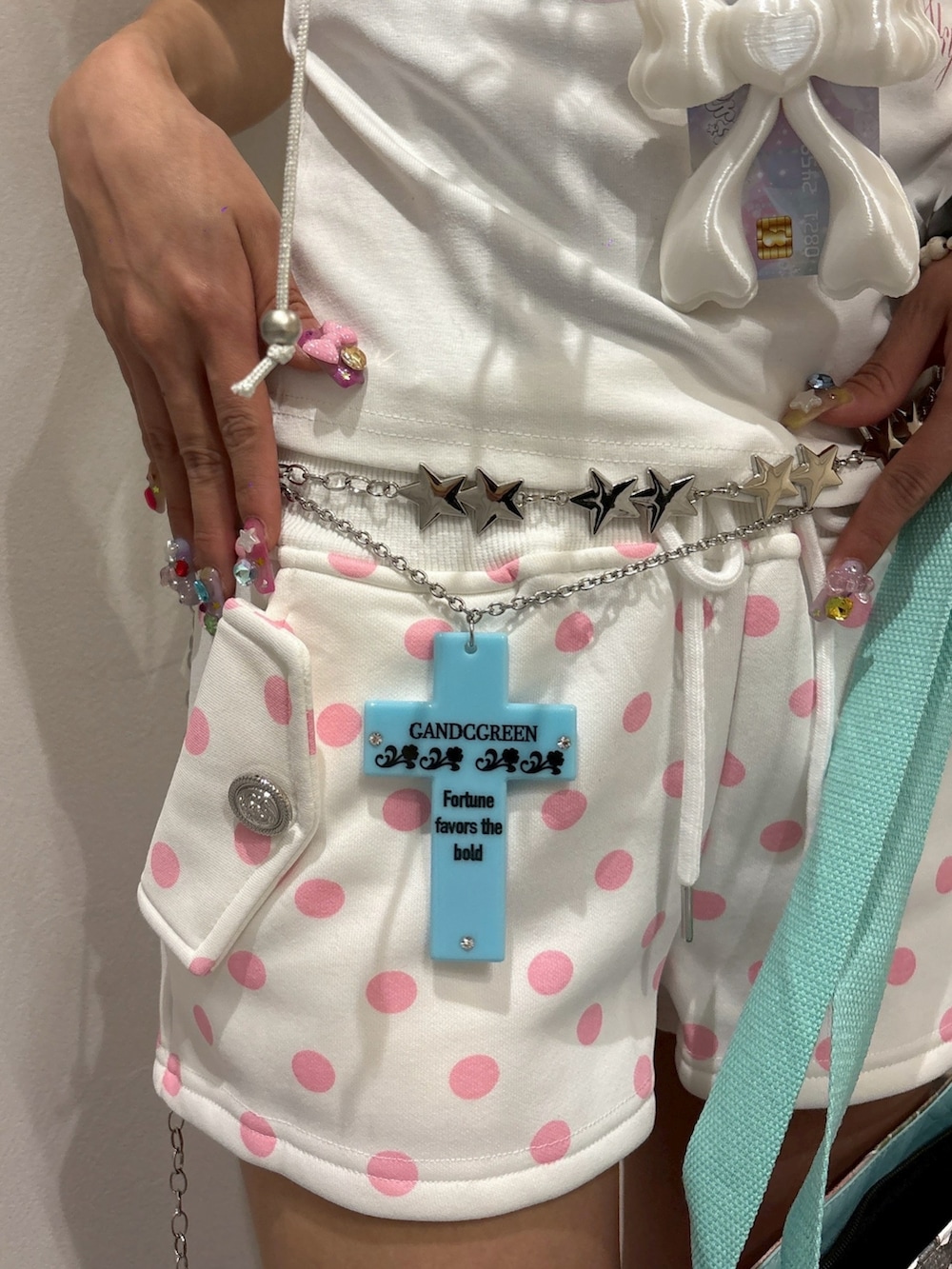 ブルー系のトートバッグ、ホワイト系のTシャツ/カットソー、ピンク系のスウェットパンツを着用したレディースの夏コーディネートの4枚目の写真