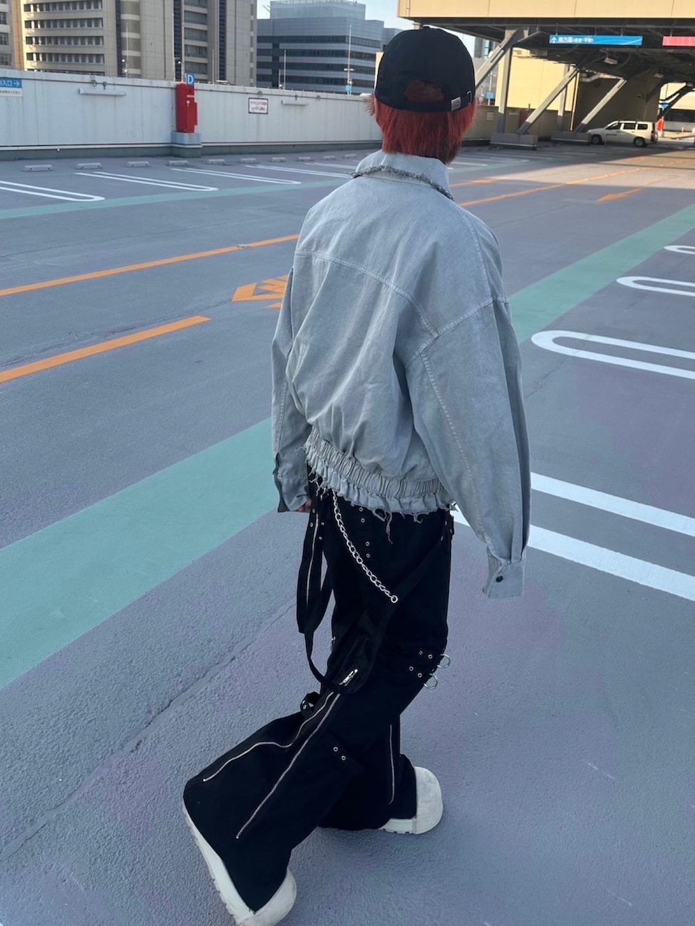 グレー系のブルゾン、ブラック系のその他パンツ、ブラック系のスニーカーを着用したメンズの春コーディネートの2枚目の写真