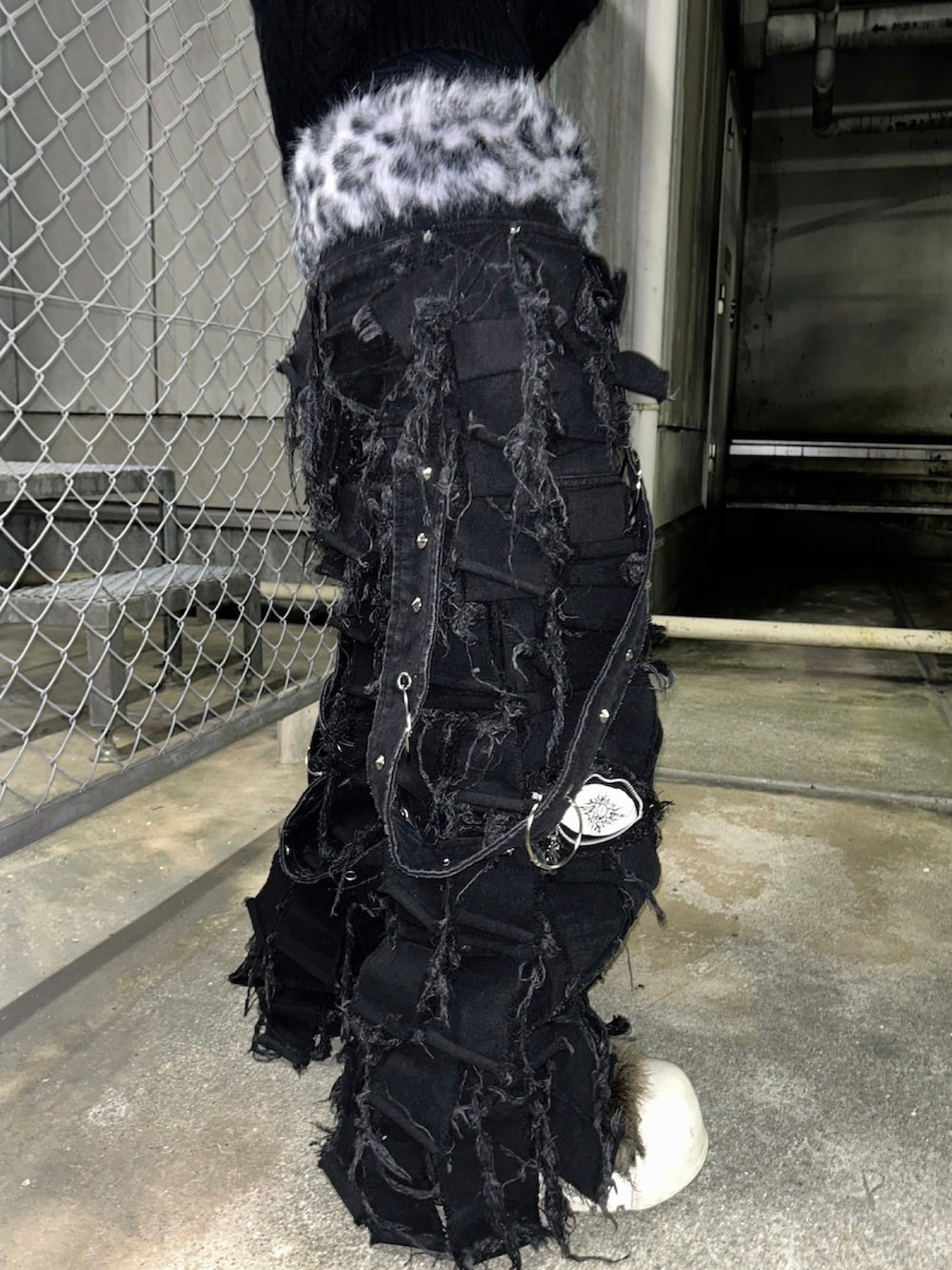 ブラック系のブーツ、ブラック系のデニムパンツ、ブラック系のニットキャップ/ビーニーを着用したレディースの冬コーディネートの5枚目の写真