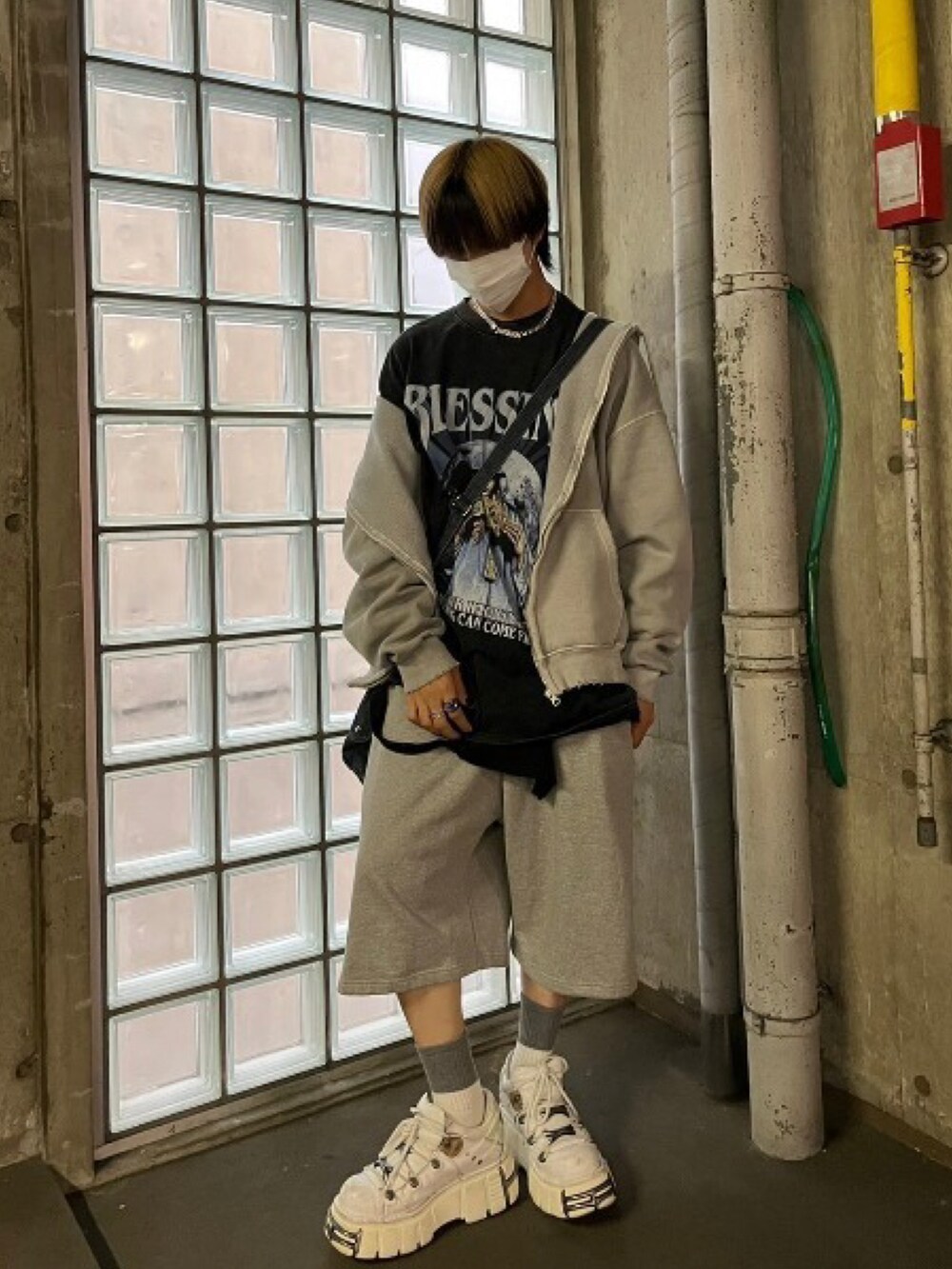 グレー系のパーカーを着用したメンズの秋コーディネートの3枚目の写真