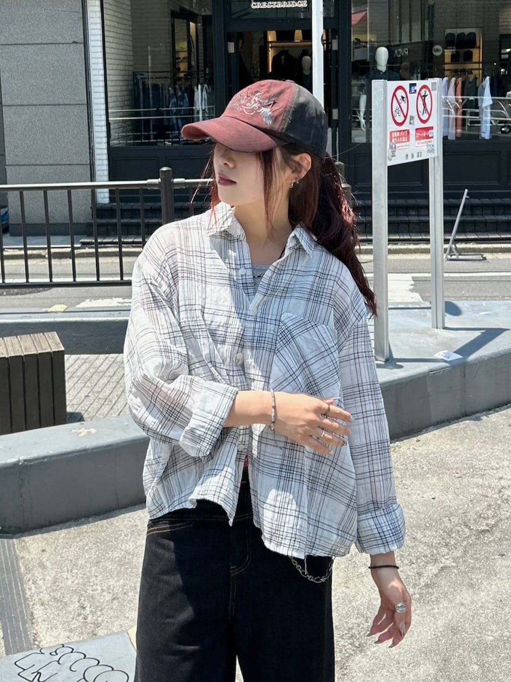 ホワイト系のシャツ/ブラウス、ブラック系のデニムパンツを着用したレディースの夏コーディネートの2枚目の写真