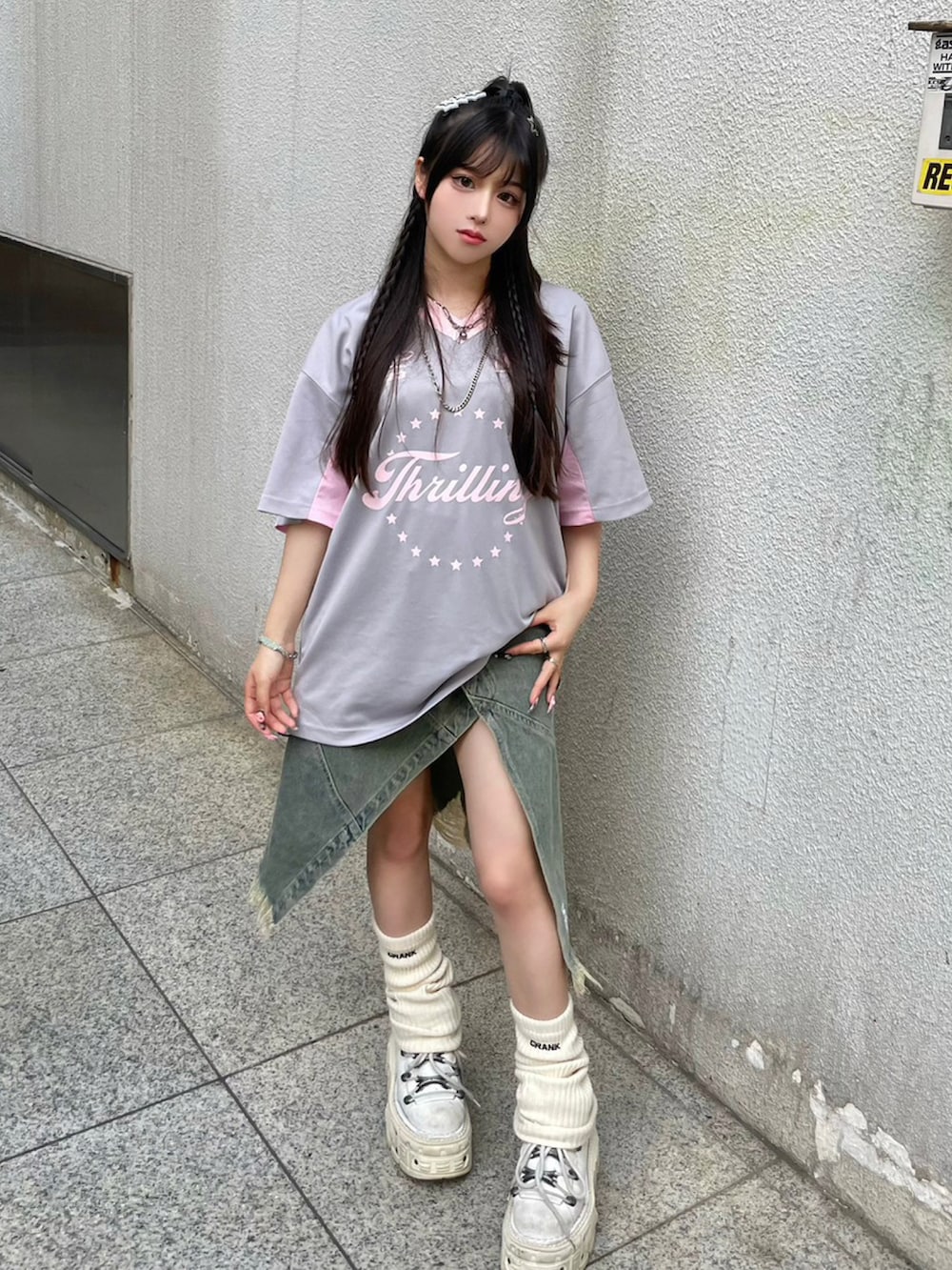 ブルー系のデニムスカート、グレー系のTシャツ/カットソーを着用したレディースの秋コーディネートの2枚目の写真