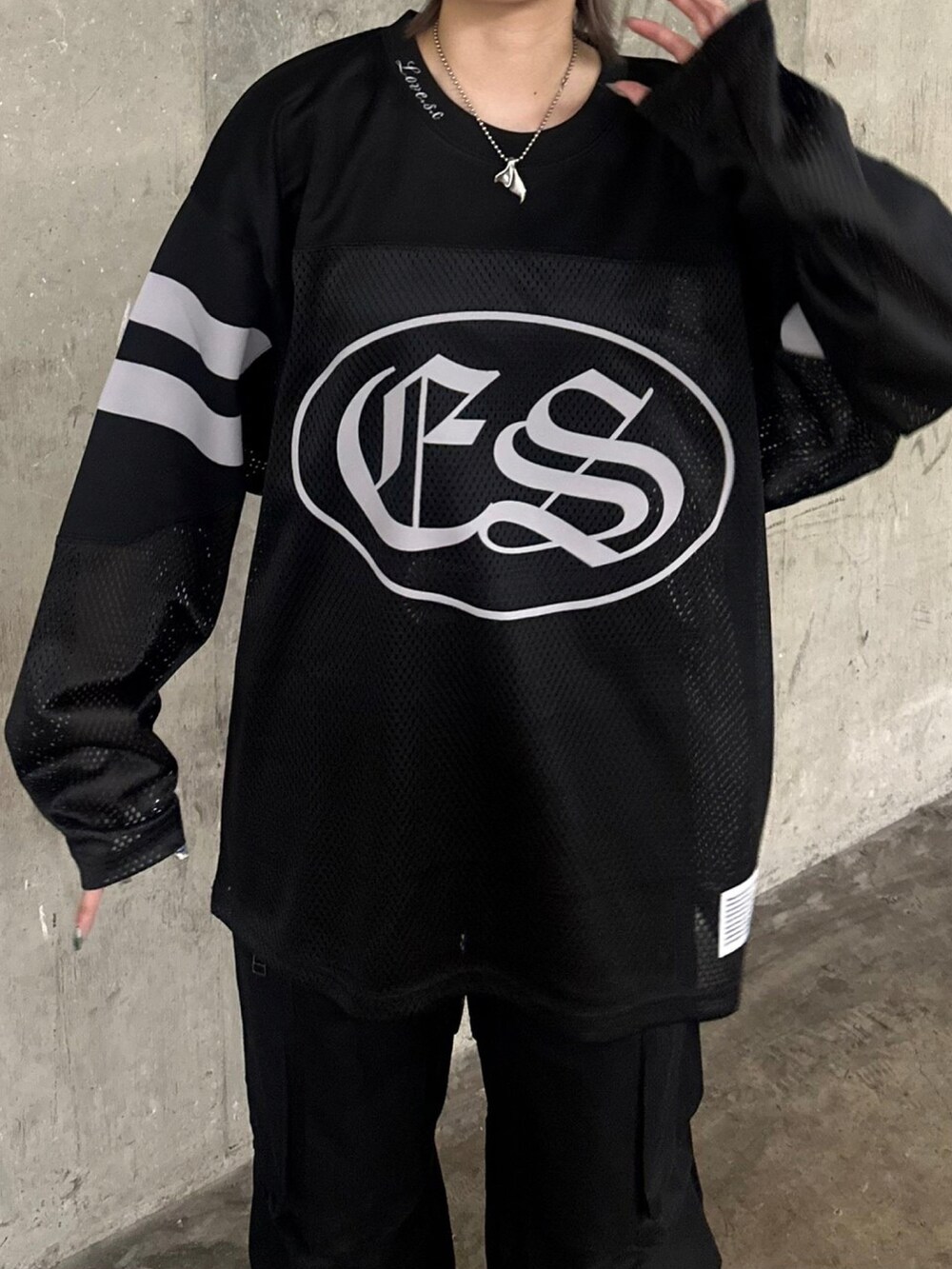 ブラック系のTシャツ/カットソー、ブラック系のデニムパンツを着用したレディースの夏コーディネートの4枚目の写真