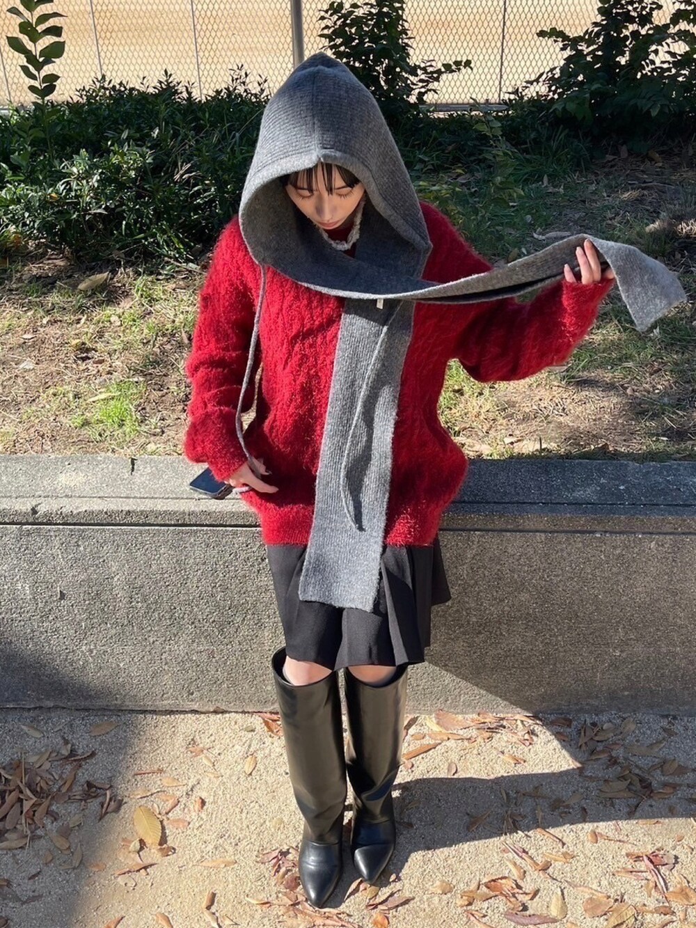 レッド系のニット/セーターを着用したレディースの冬コーディネートの5枚目の写真