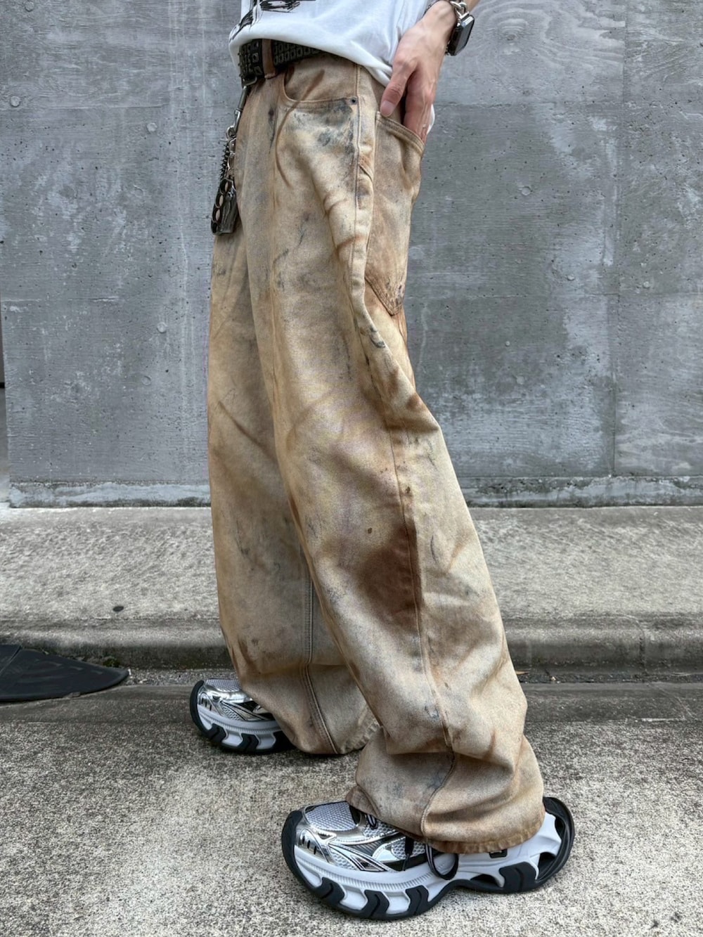 ブラック系のスニーカーを着用したメンズの夏コーディネートの5枚目の写真