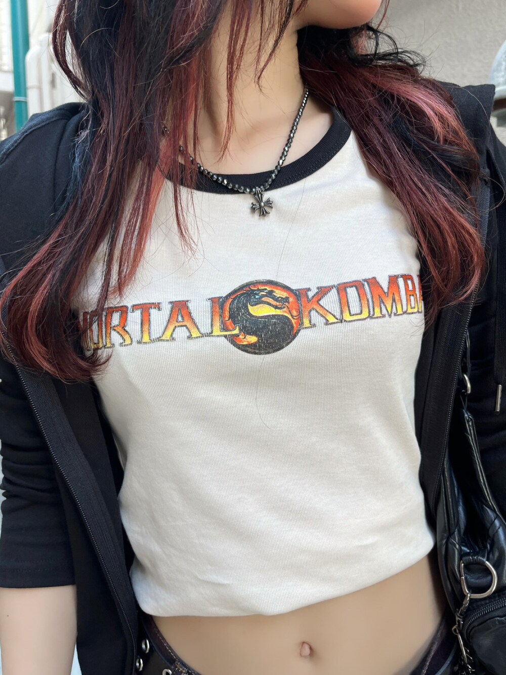 ホワイト系のTシャツ/カットソー、ブラック系のパーカーを着用したレディースの秋コーディネートの4枚目の写真