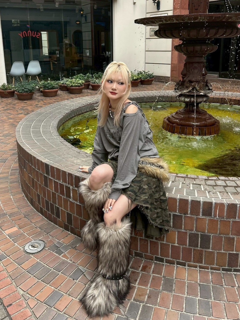 グレー系のTシャツ/カットソー、ブラウン系のブーツを着用したレディースの冬コーディネートの2枚目の写真