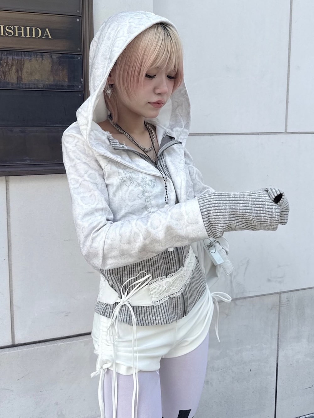 ホワイト系のカーディガン/ボレロ、ホワイト系のネックレスを着用したレディースの春コーディネートの4枚目の写真