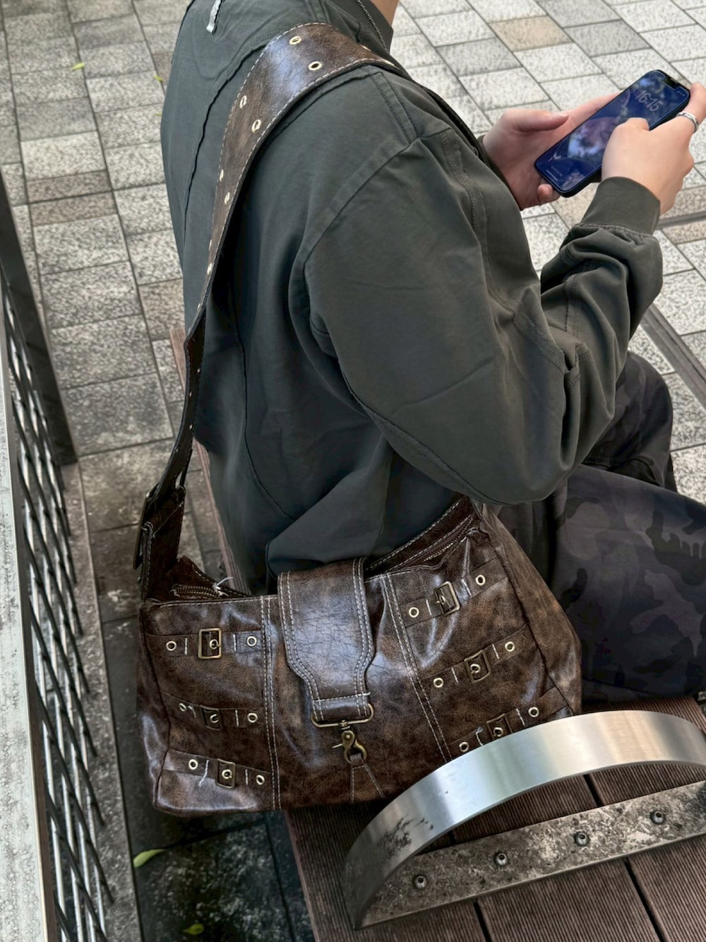 ブラック系のデニムパンツ、シルバー系のメガネを着用したメンズの春コーディネートの4枚目の写真