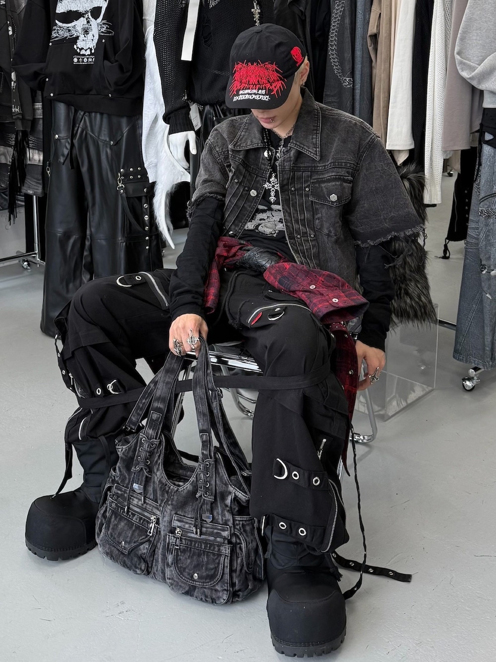 ブラック系のその他パンツ、ブラック系のTシャツ/カットソー、ブラック系のショルダーバッグを着用したメンズの春コーディネートの3枚目の写真
