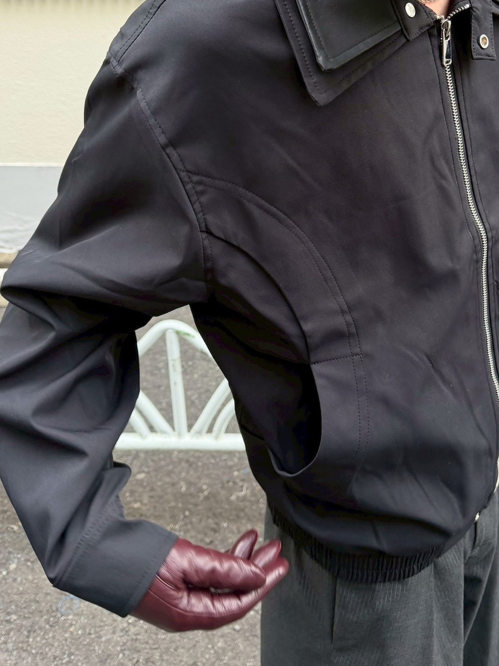 ブラック系のブルゾンを着用したメンズの冬コーディネートの5枚目の写真