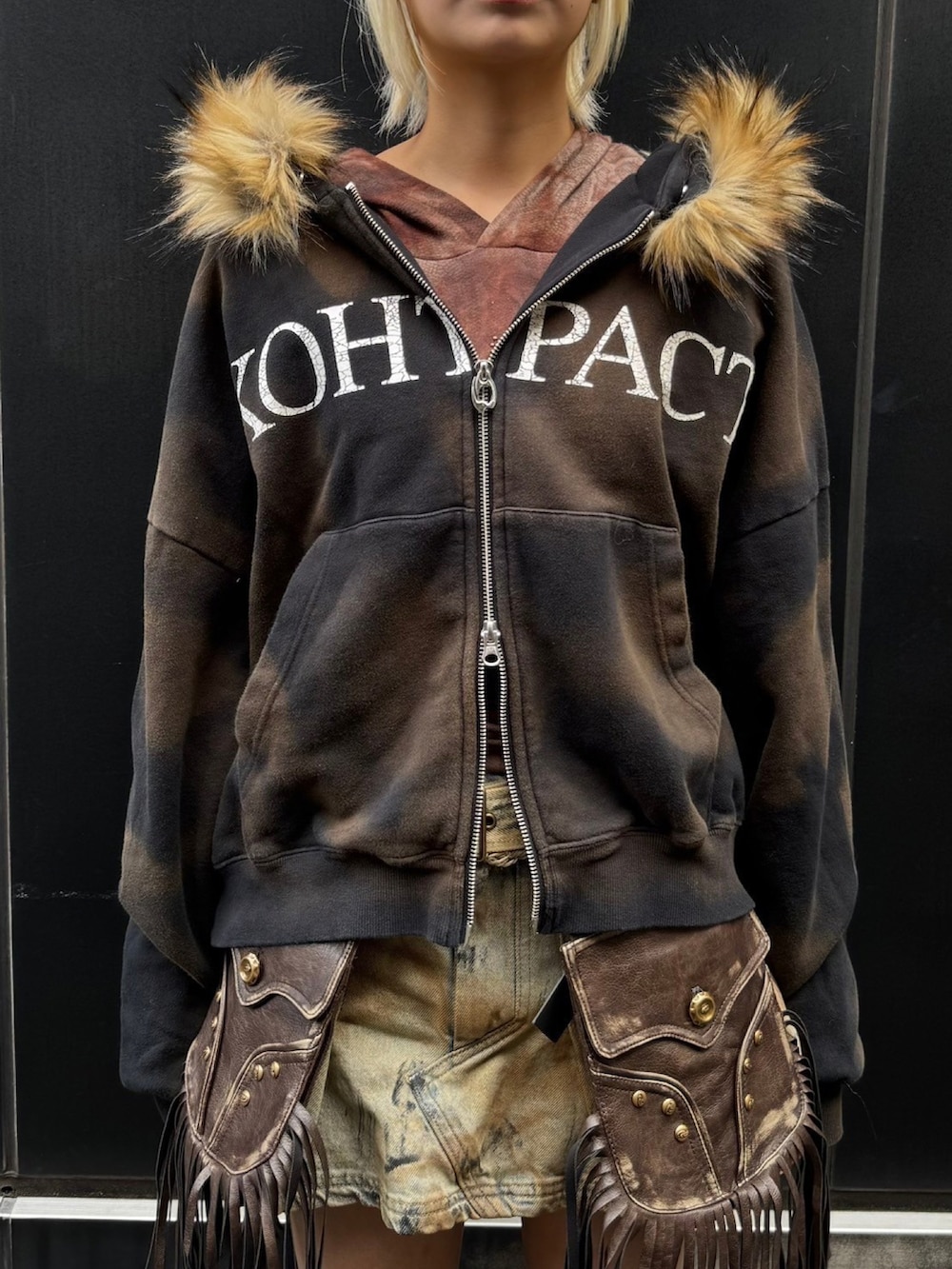 ブラウン系のパーカーを着用したレディースの冬コーディネートの4枚目の写真