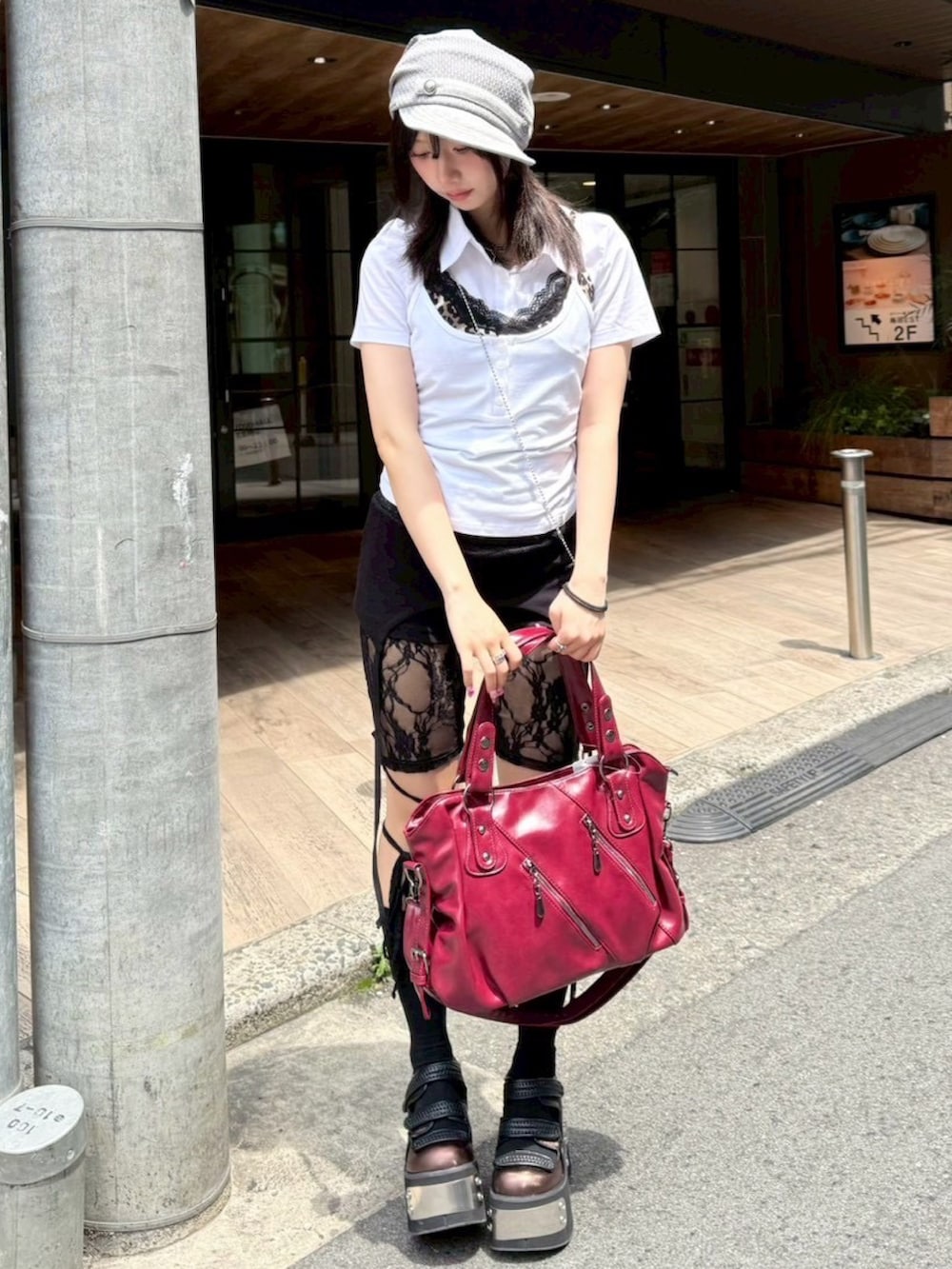 レッド系のショルダーバッグ、グレー系のキャップを着用したレディースの夏コーディネートの2枚目の写真