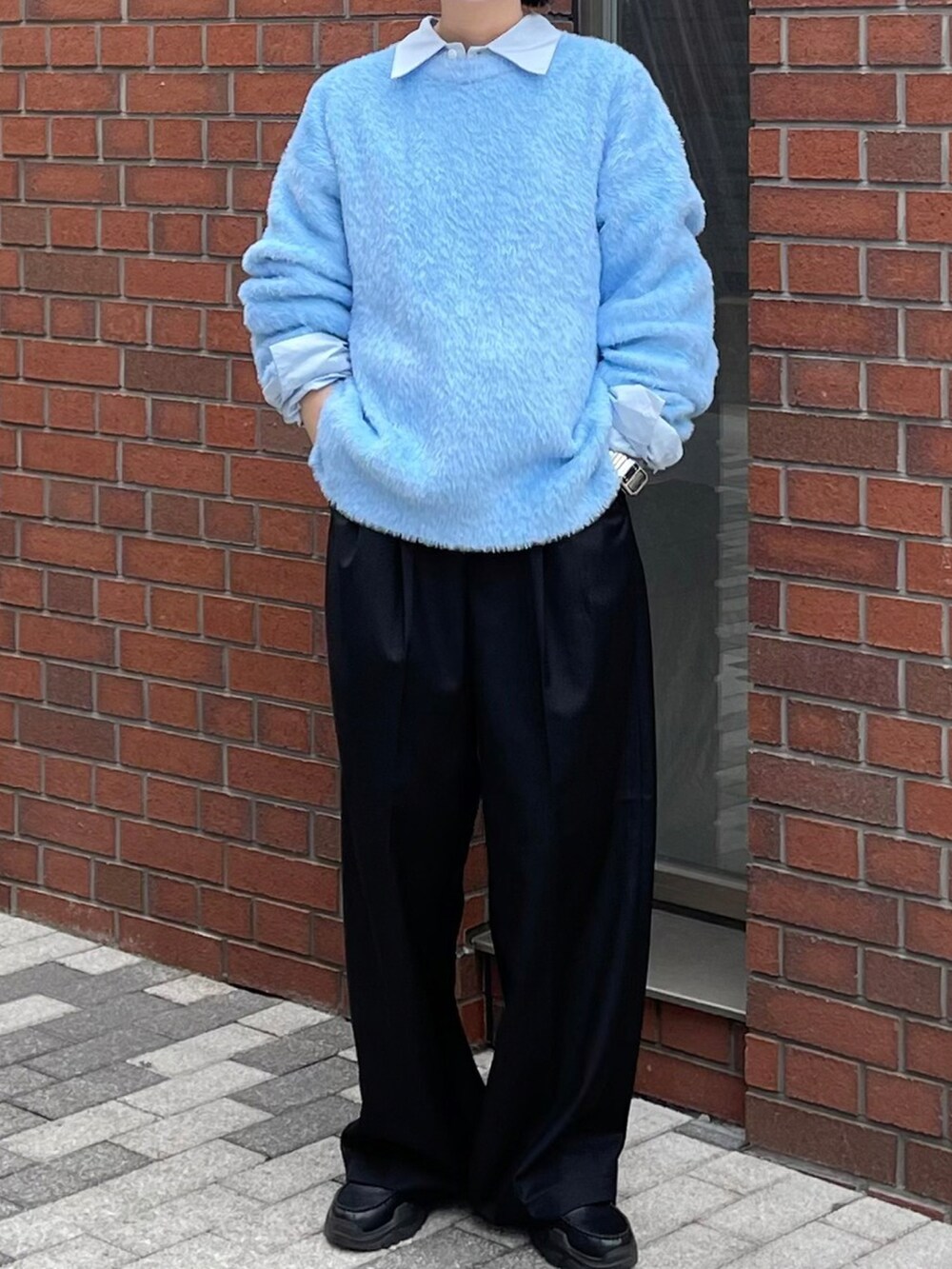 ブルー系のニット/セーターを着用したレディースの秋コーディネートの4枚目の写真