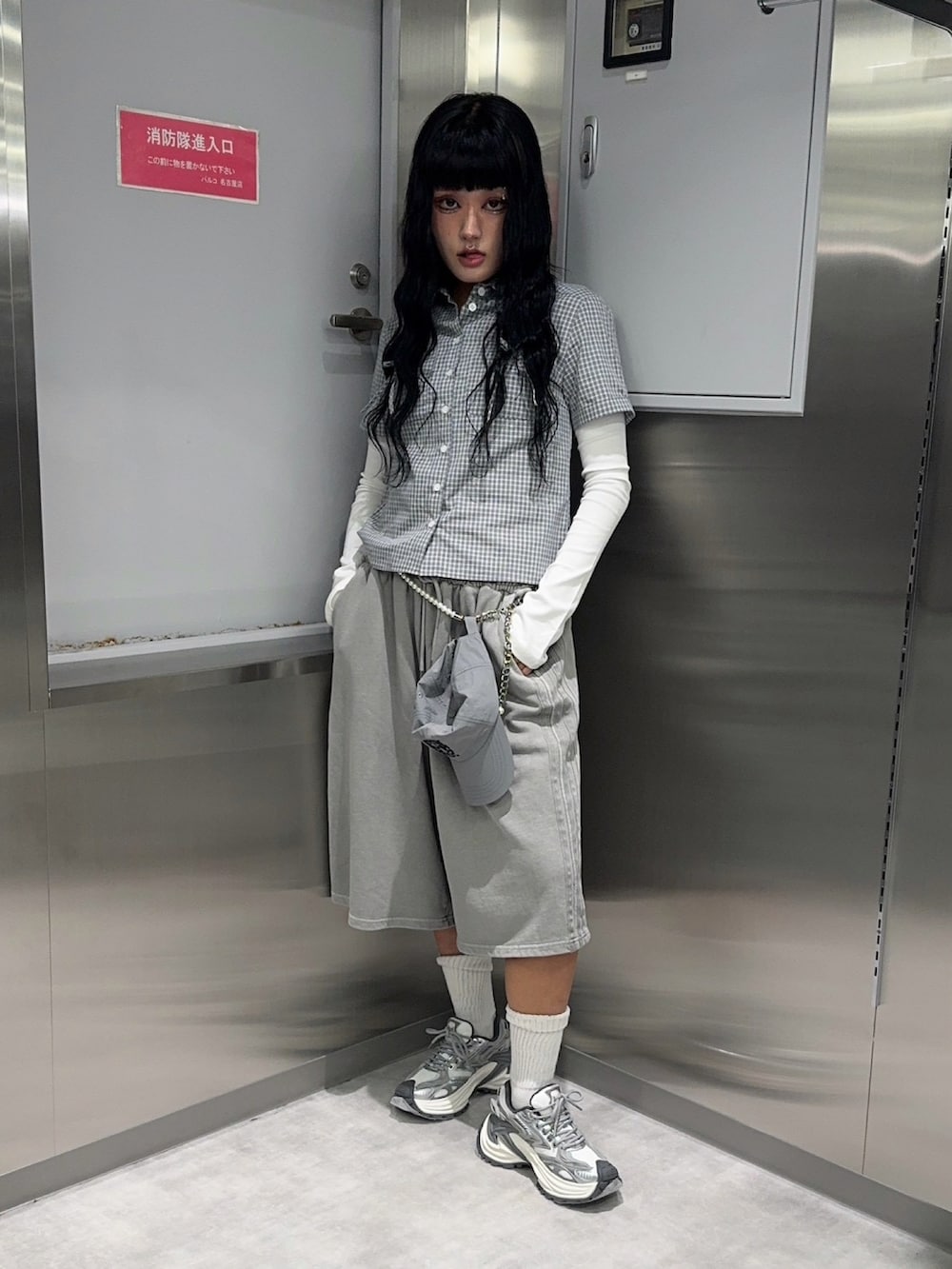 ブラック系のシャツ/ブラウスを着用したレディースの秋コーディネートの3枚目の写真