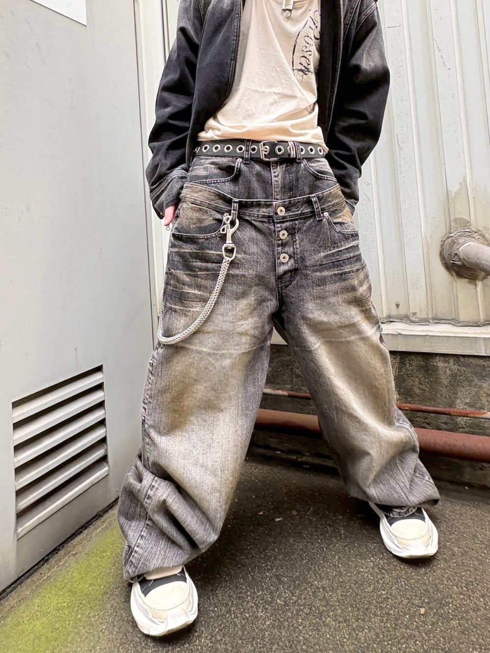 グレー系のデニムパンツ、ブラック系のキャップ、シルバー系のウォレットチェーンを着用したメンズの春コーディネートの3枚目の写真