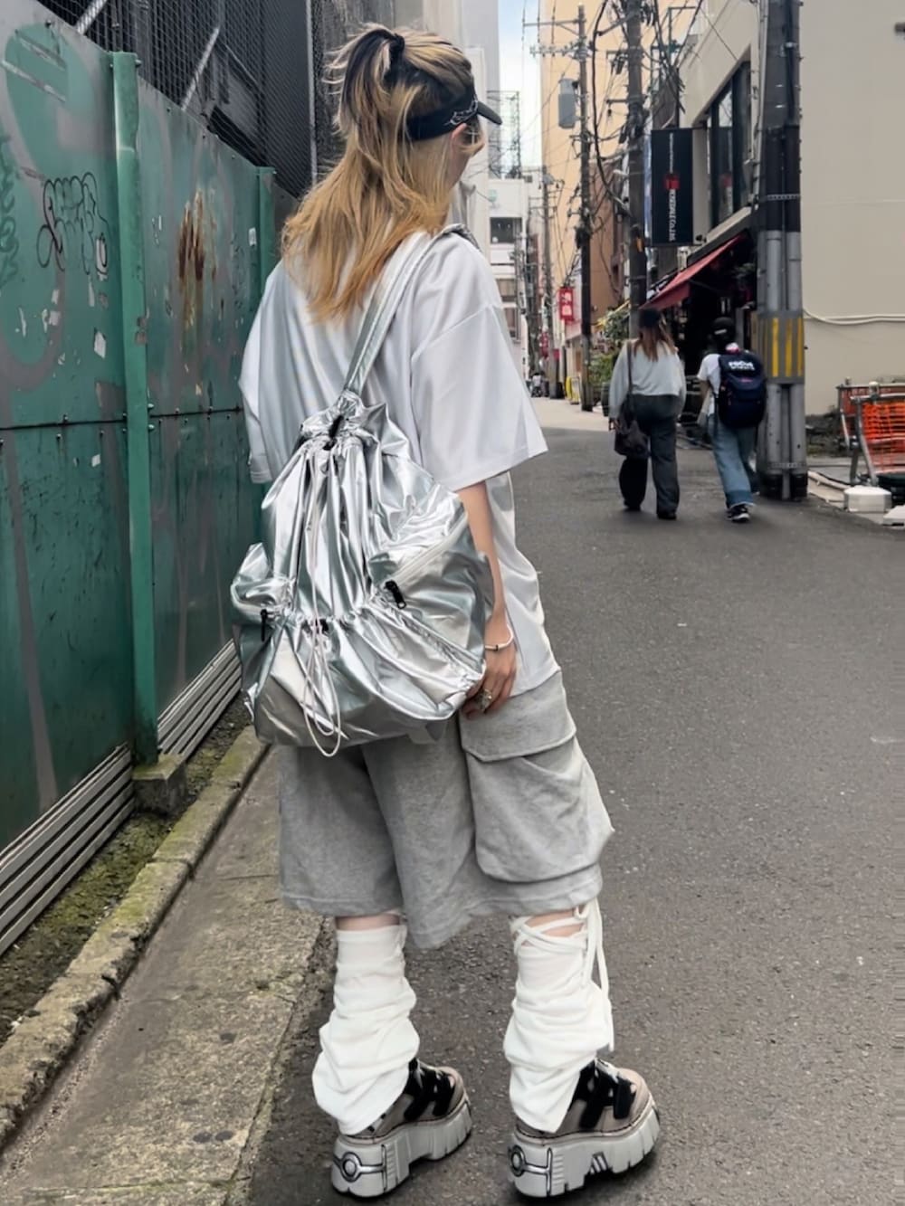 「スポーツミックス、ユニフォーム、スウェットパンツ、オーバーサイズ、レッグウォーマー、厚底シューズ、リュック、リュックスタイル、半袖シャツ、シルバー、サンバイザー、ブロークコア、ストリート、韓国ファッション、お出かけコーデ」|「Basic Pleasure Modeのストリートファッション Y2Kファッション Basic Pleasure Mode ベーシックプレジャーモード VISOR WITH TATTOO EMBROIDERY サンバイザー(サンバイザー、ブラック系)」を使った、Never mind the XU / Chikashitsu+さん(レディース・156cm)の夏コーディネートの2枚目の写真