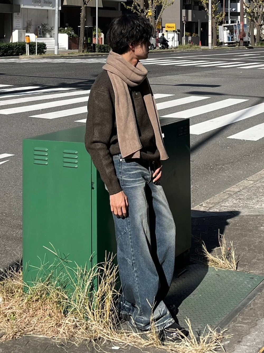 ブラウン系のポロシャツ、ブラウン系のマフラーを着用したメンズの冬コーディネートの4枚目の写真