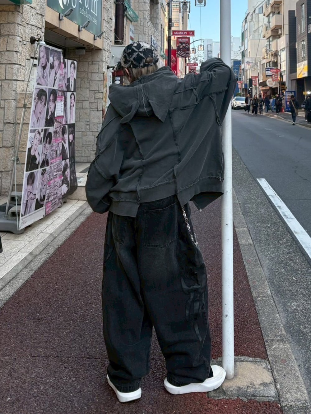 ブラック系のデニムパンツ、グレー系のパーカーを着用したメンズの冬コーディネートの3枚目の写真