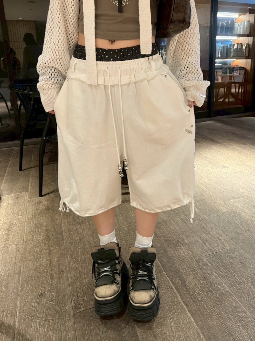 ブラウン系のショルダーバッグ、グリーン系のハンチング/ベレー帽を着用したレディースの夏コーディネートの4枚目の写真