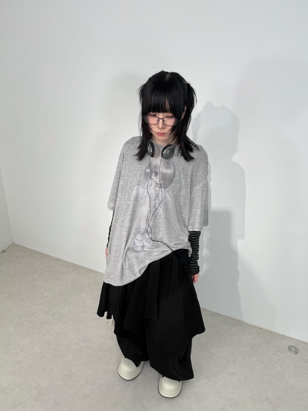 グレー系のTシャツ/カットソー、ブラック系のスウェットパンツを着用したレディースの夏コーディネートの4枚目の写真