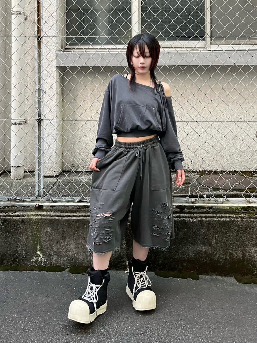 グレー系のスウェット、グレー系のスウェットパンツを着用したレディースの秋コーディネートの2枚目の写真