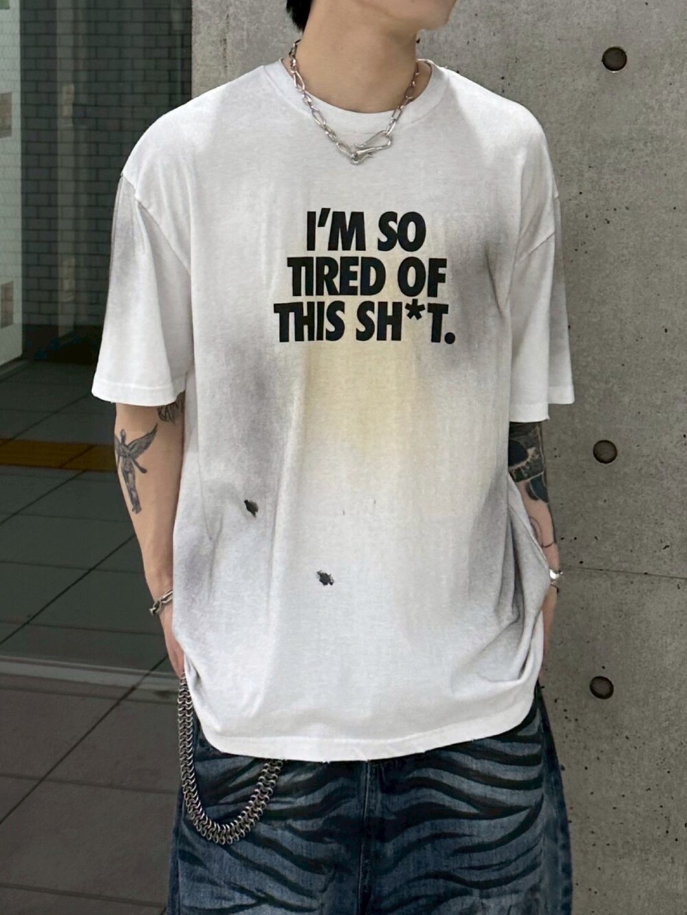 ホワイト系のTシャツ/カットソー、ブルー系のデニムパンツを着用したメンズの秋コーディネートの4枚目の写真