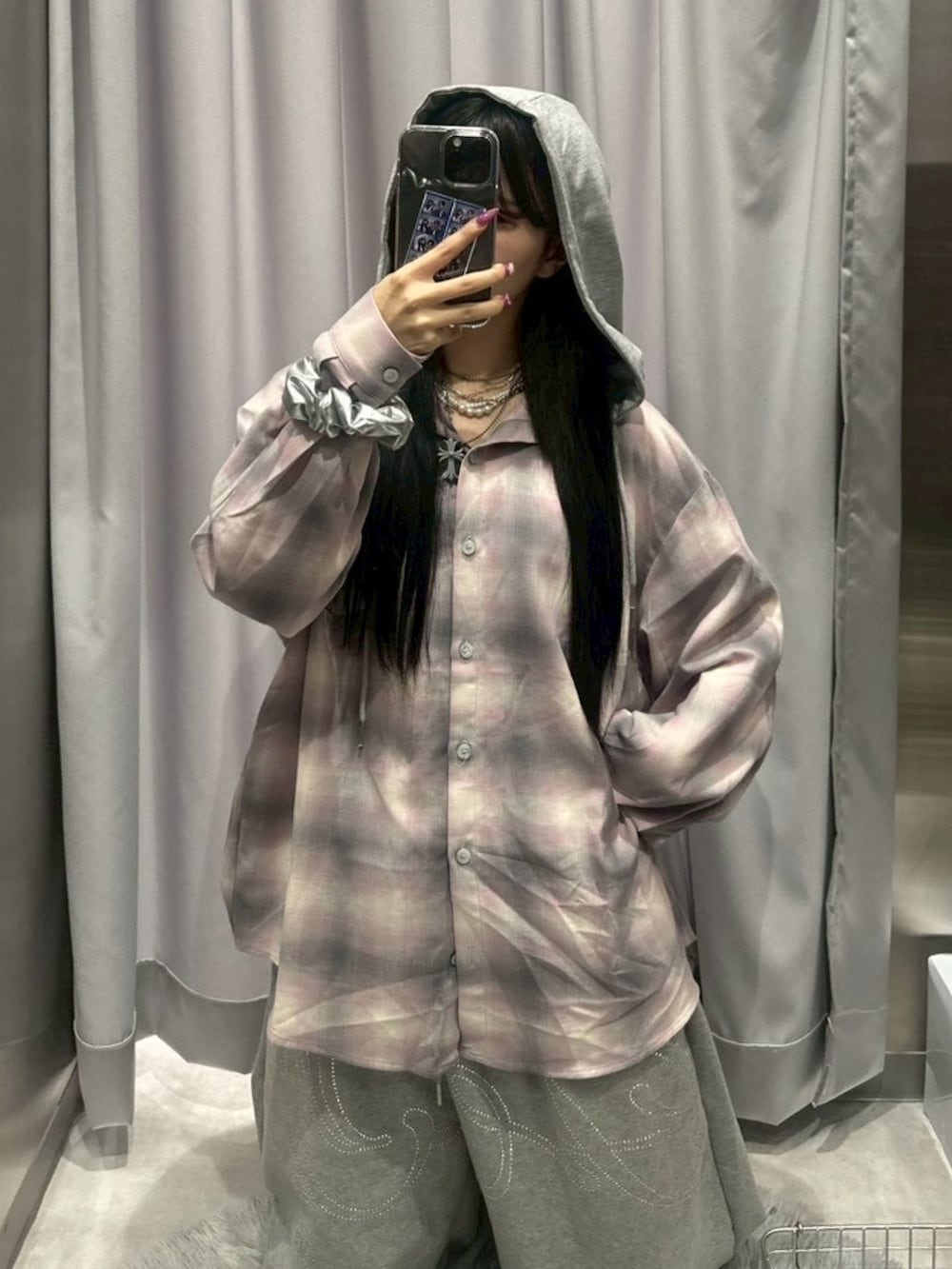 グレー系のスウェットパンツ、グレー系のシャツ/ブラウスを着用したレディースの秋コーディネートの2枚目の写真