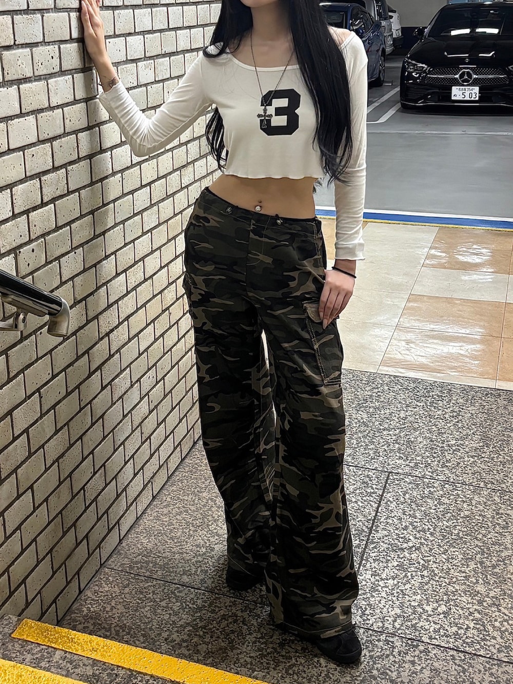 「カモフラ、迷彩、カーゴパンツ、ロンT、Tシャツ、カーキ、シンプルスタイル、オトナ女子、オトナカジュアル、お出かけコーデ、今日のコーデ、秋カラー、韓国ファッション、プチプラ、スニーカー」｜「Chikashitsu +のストリートファッション Chikashitsu + OaKS チカシツプラスオークス camo cargo wide pants カモ柄カーゴパンツ ワイドカーゴパンツ 迷彩カーゴパンツ カモフラパンツ ワイドパンツ 韓国ファッション 韓国 ストリート Y2K（カーゴパンツ、グリーン系）」を使った、Never mind the XU / Chikashitsu+さん（レディース・170cm）の秋コーディネートの5枚目の写真