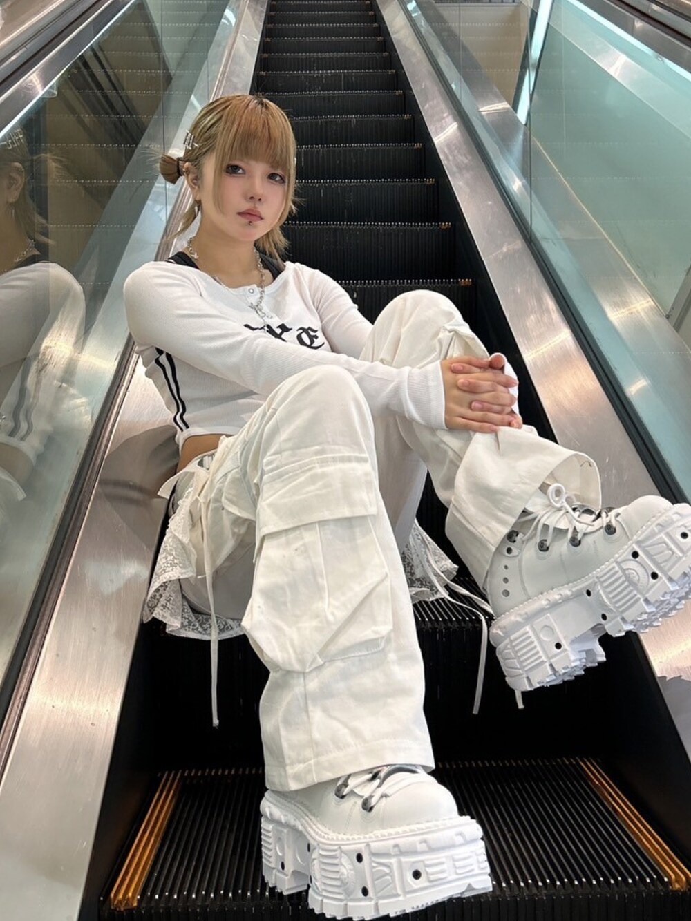 ホワイト系のTシャツ/カットソー、ホワイト系のカーゴパンツを着用したレディースの秋コーディネートの5枚目の写真